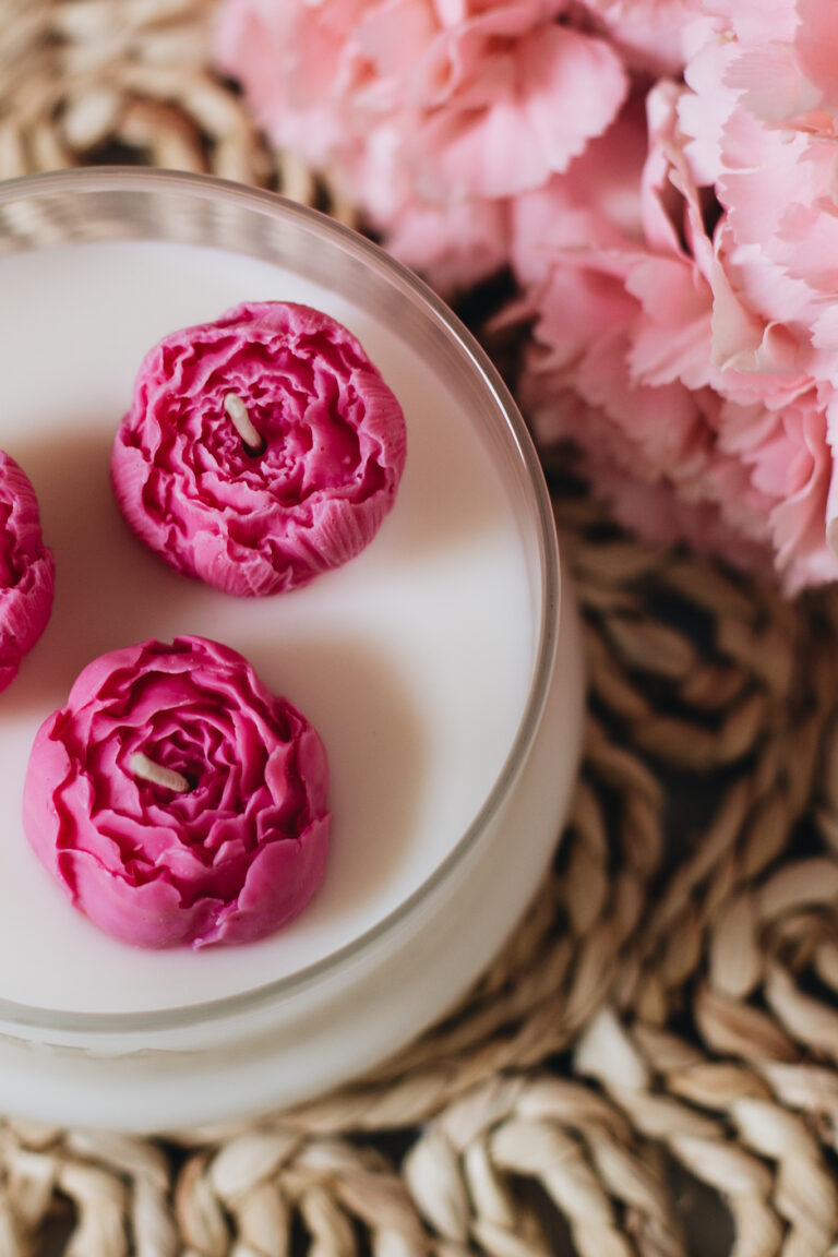 Świeca sojowa w kształcie piwonii – dekoracyjna, ręcznie robiona świeca kwiatowa